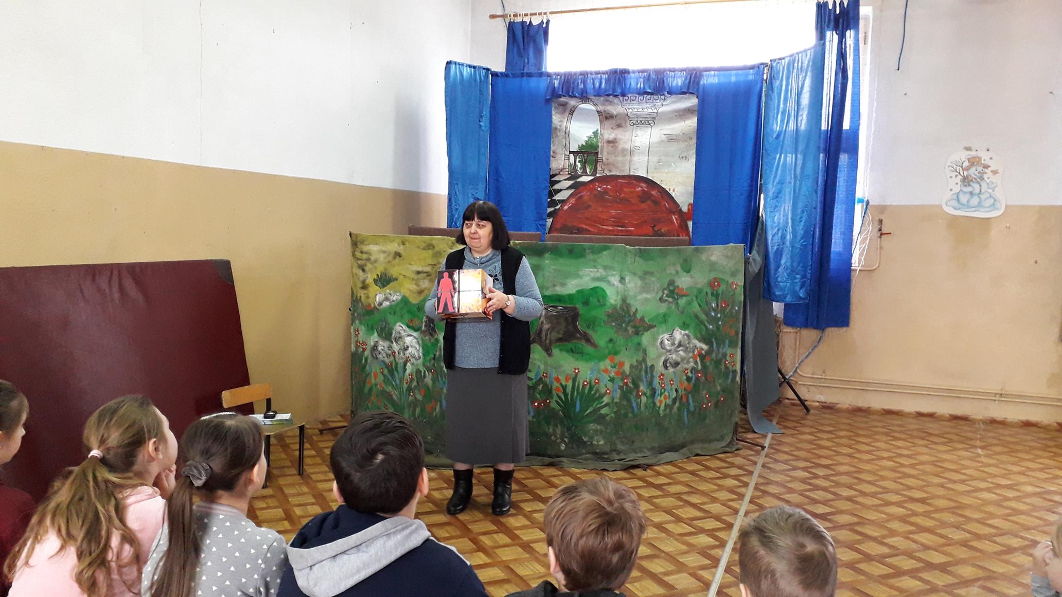 „GWIAZDKOWA  NIESPODZIANKA” w szkole w Męcinie Wielkiej
